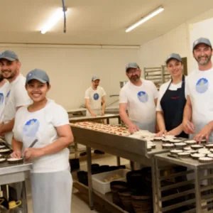Fabrication artisanale de la pissaladière par l'équipe de production de Tielles Dassé René
