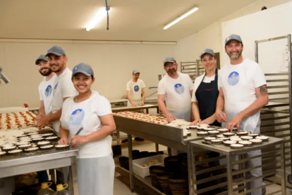 Fabrication artisanale de la pissaladière par l'équipe de production de Tielles Dassé René