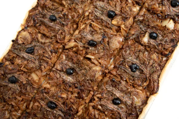 La pissaladière de Tielles Dassé René en portion individuelle ou sur plaque de 18 parts